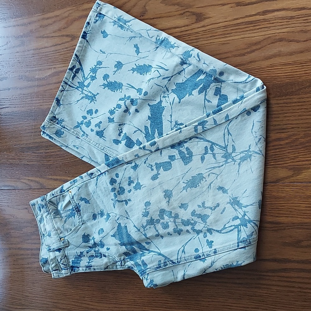 BDG Urban Outfitters Low A-Wide Floral Print Jean Size 25
